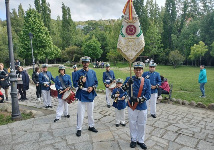 Imagen principal - Pasacalles de la banda Corona de espinas, ofrenda floral a la Cruz de mayo y festival «Tó y de Béjar»