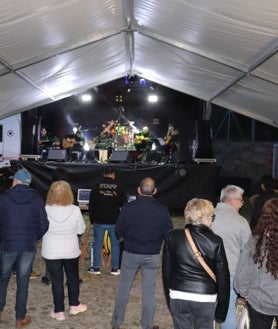 Imagen secundaria 2 - Pasacalles de la banda Corona de espinas, ofrenda floral a la Cruz de mayo y festival «Tó y de Béjar»