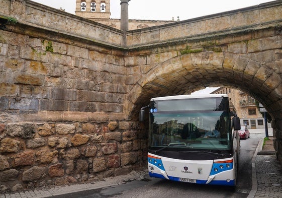 Un autobús urbano bajo el Puente del Soto.