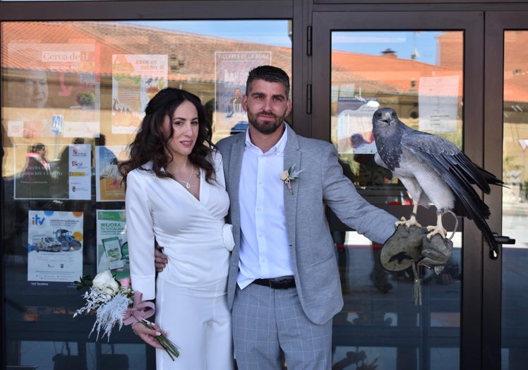 Imagen principal - Una boda con sorpresa en plena exhibición de aves rapaces