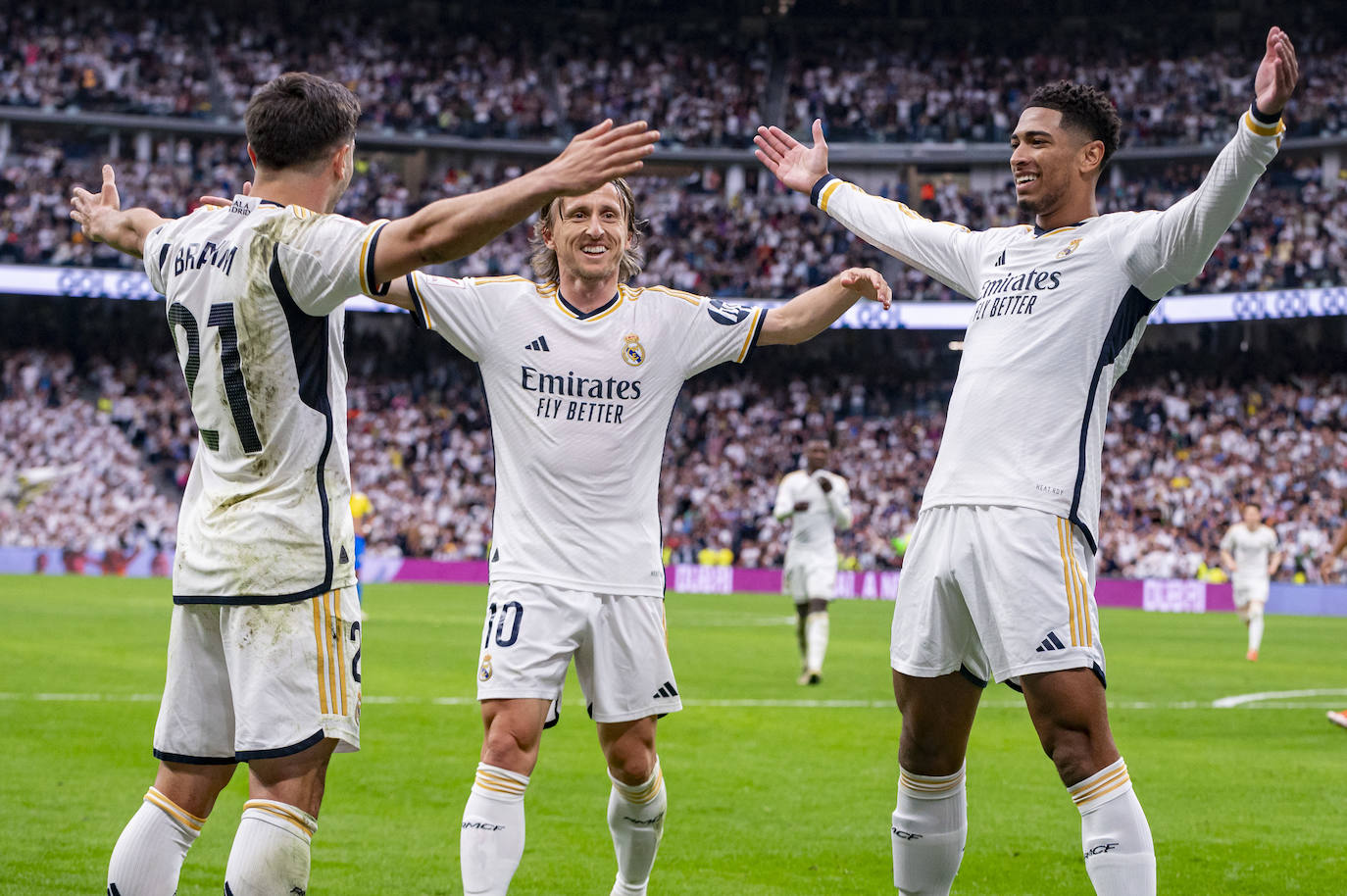 Los jugadores del Real Madrid celebran la victoria ante el Cádiz.