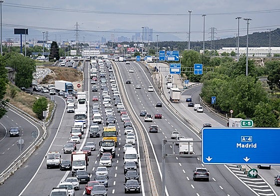 Varios coches durante la operación salida por el puente de mayo, en la A4.