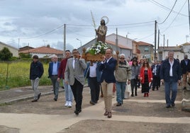 La imagen durante la procesión en la localidad de Abusejo