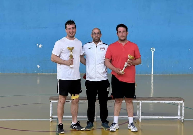 Daniel Paredero y Pablo Sevillano clasificados en segundo lugar. En el centro el concejal de Deportes, Saúl Martín.