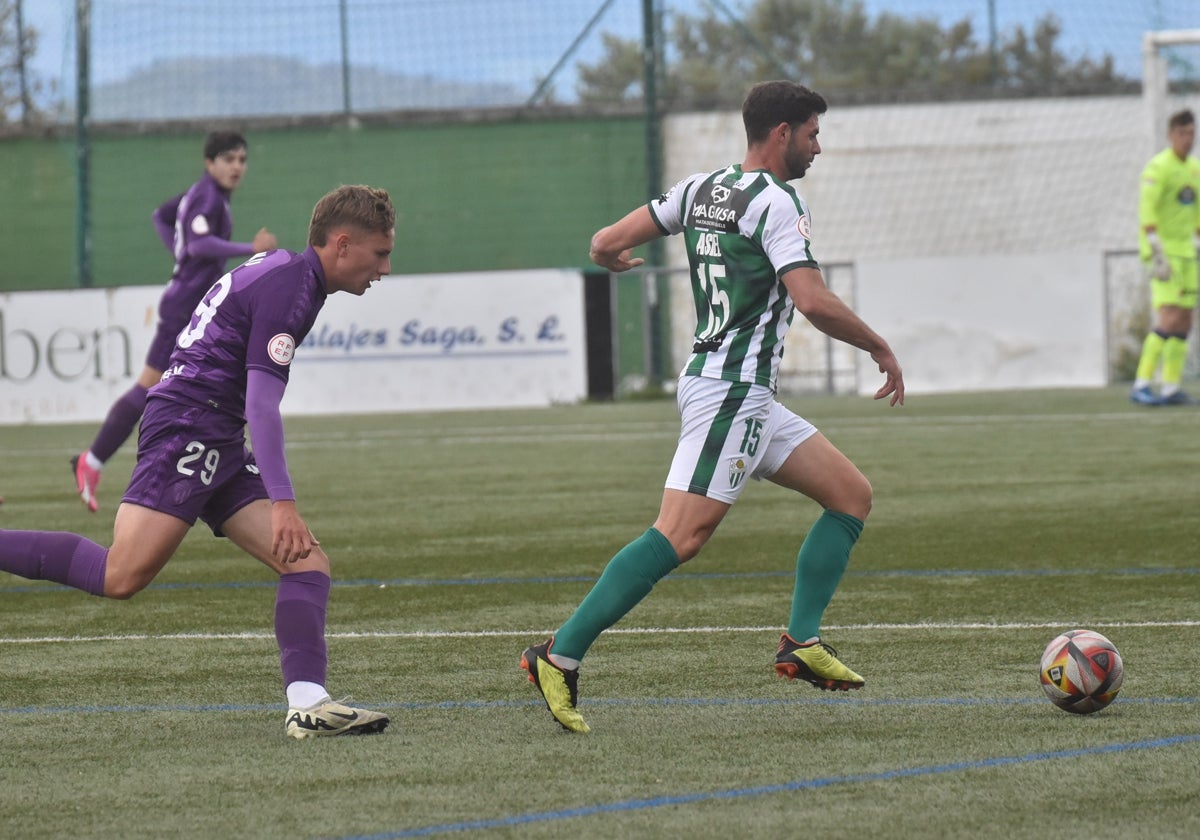 El zaguero del cuadro chacinero, Asiel Mateo, conduce el cuero ante la presión del rival.