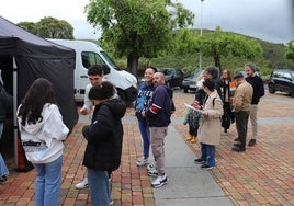 Los vecinos, esperando su turno para recoger el plato de calderillo