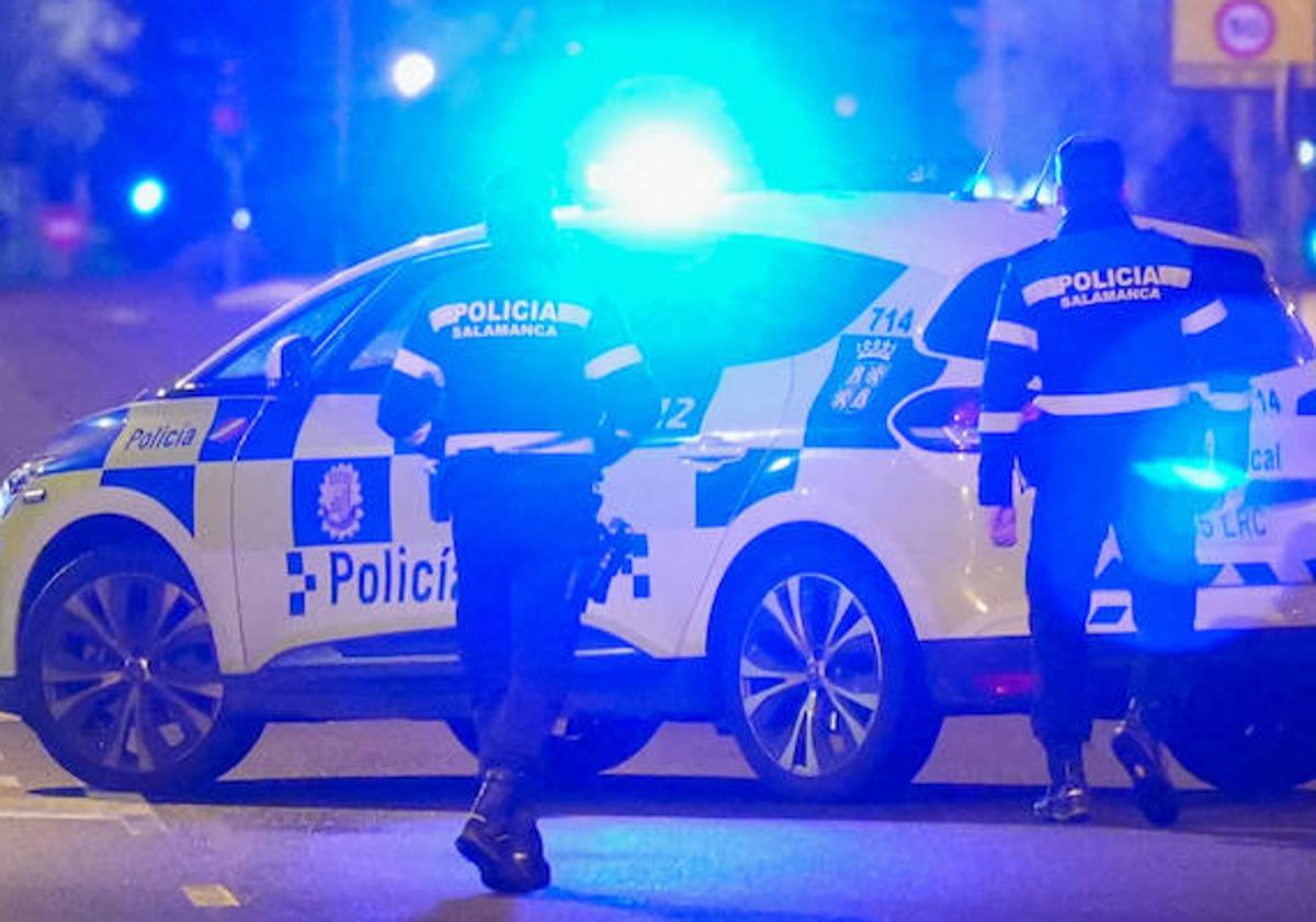 Pillado al volante borracho, sin carné y con el móvil en la mano en Carmelitas