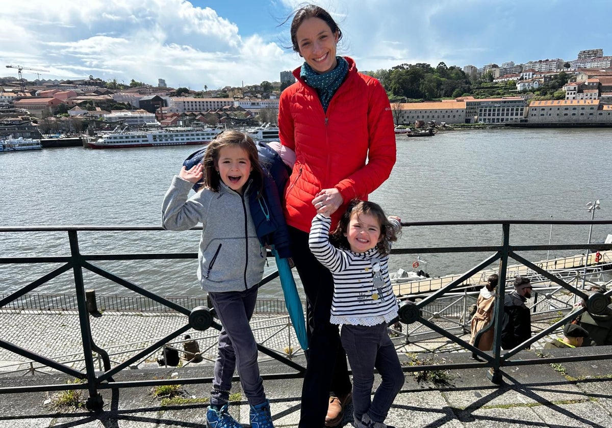Reyes junto a sus dos hijas en un viaje familiar.