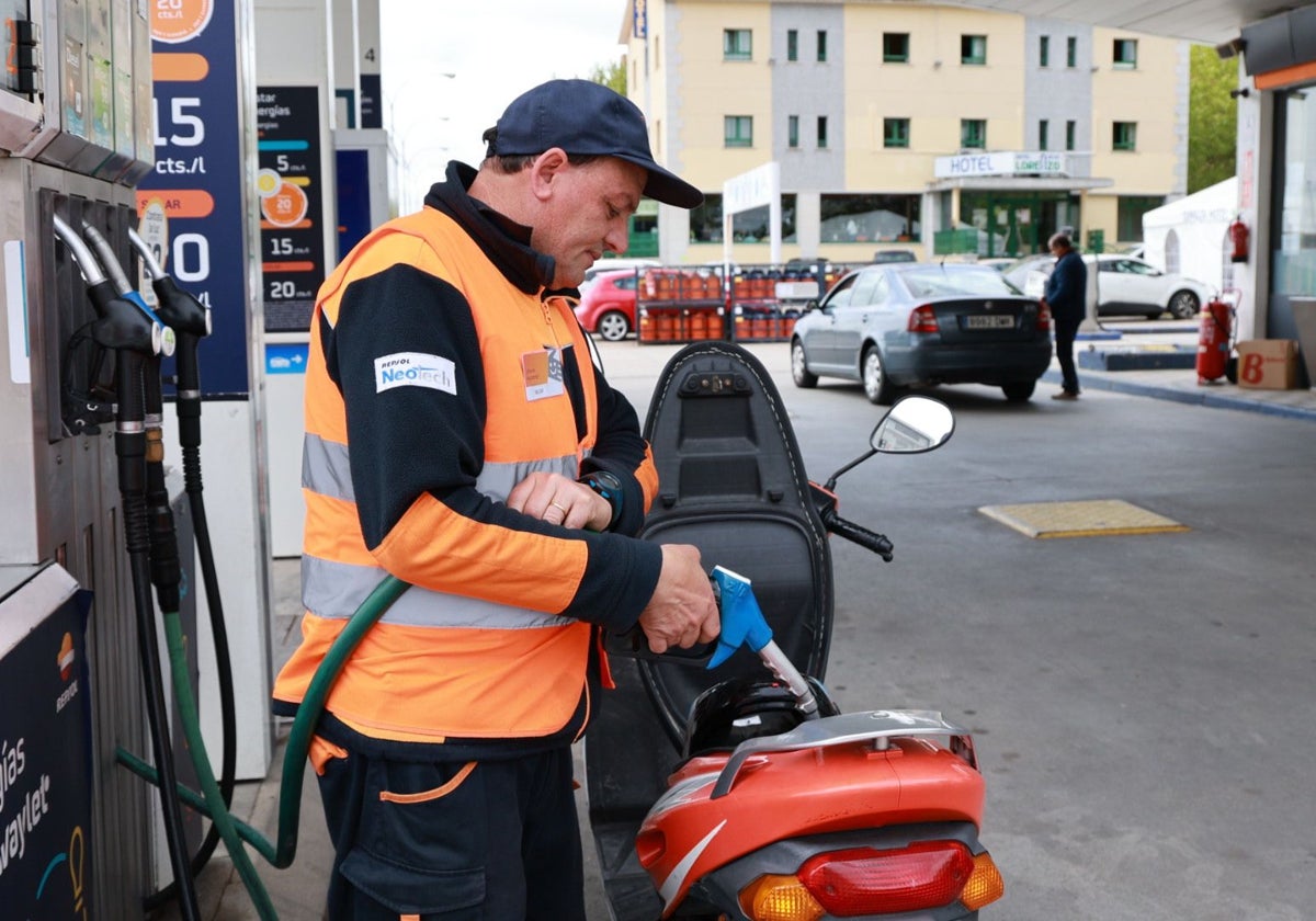 La gasolina no para de subir y el diésel da un respiro