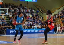 Arica Carter encimada por una rival.