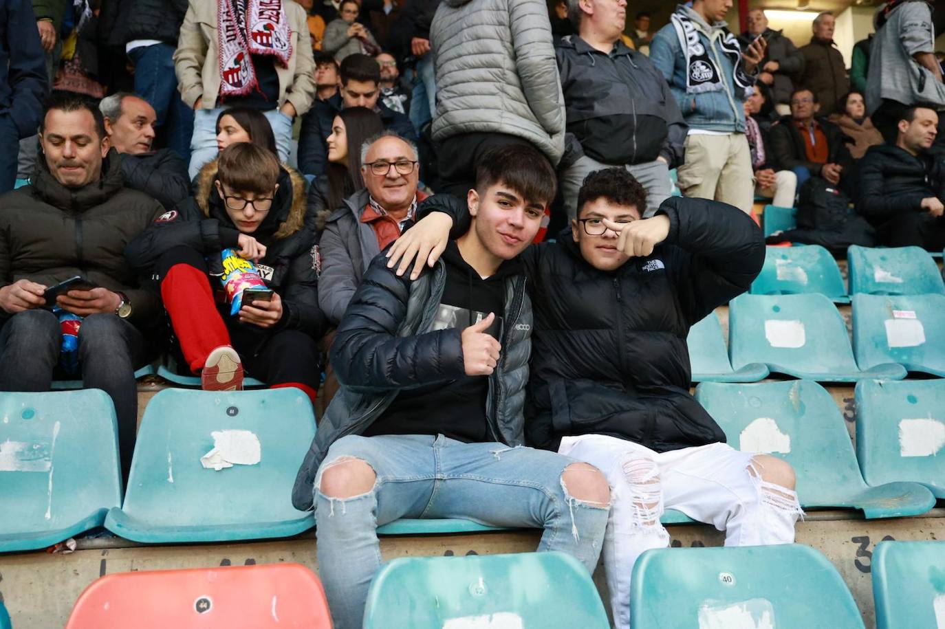 Búscate en la grada del Helmántico en el partido frente a la SD Ponferradina B