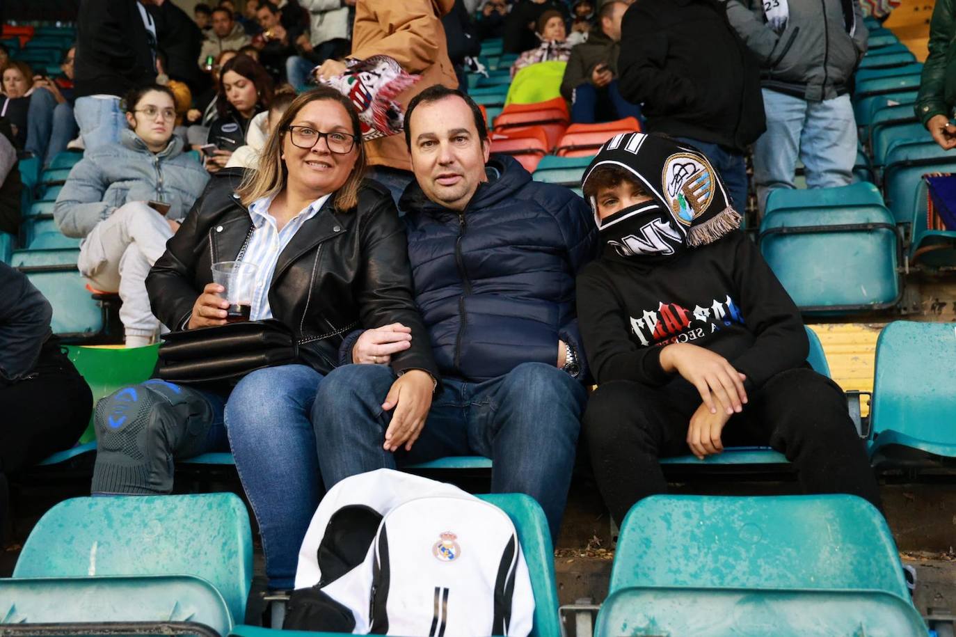 Búscate en la grada del Helmántico en el partido frente a la SD Ponferradina B