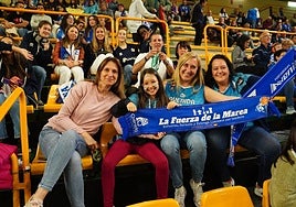 Varias aficionadas con su bufanda