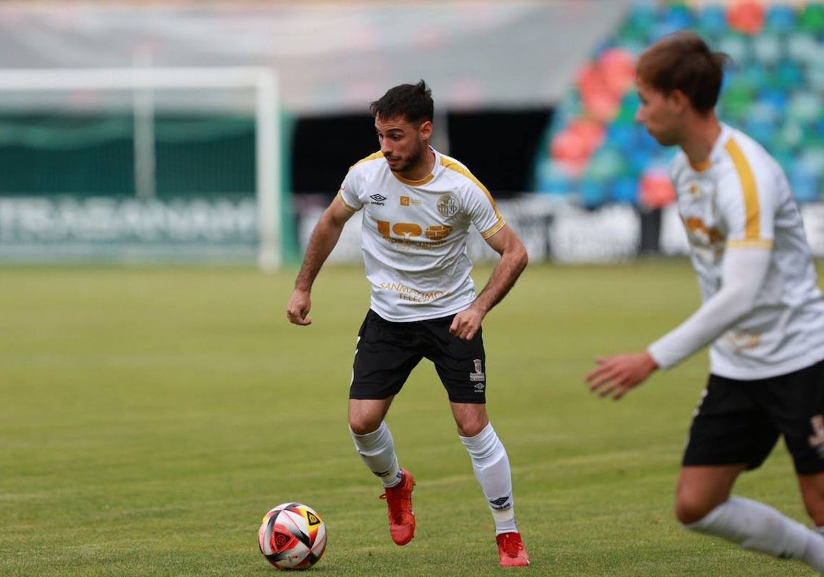 Alvarito controla el balón ante al atenta mirada de Víctor Poveda.