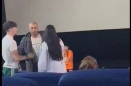 Captura del vídeo de la pelea en el cine que se ha hecho viral.