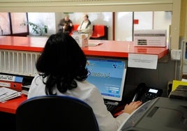 El programa Medora en el ordenador de un centro de salud en Salamanca.