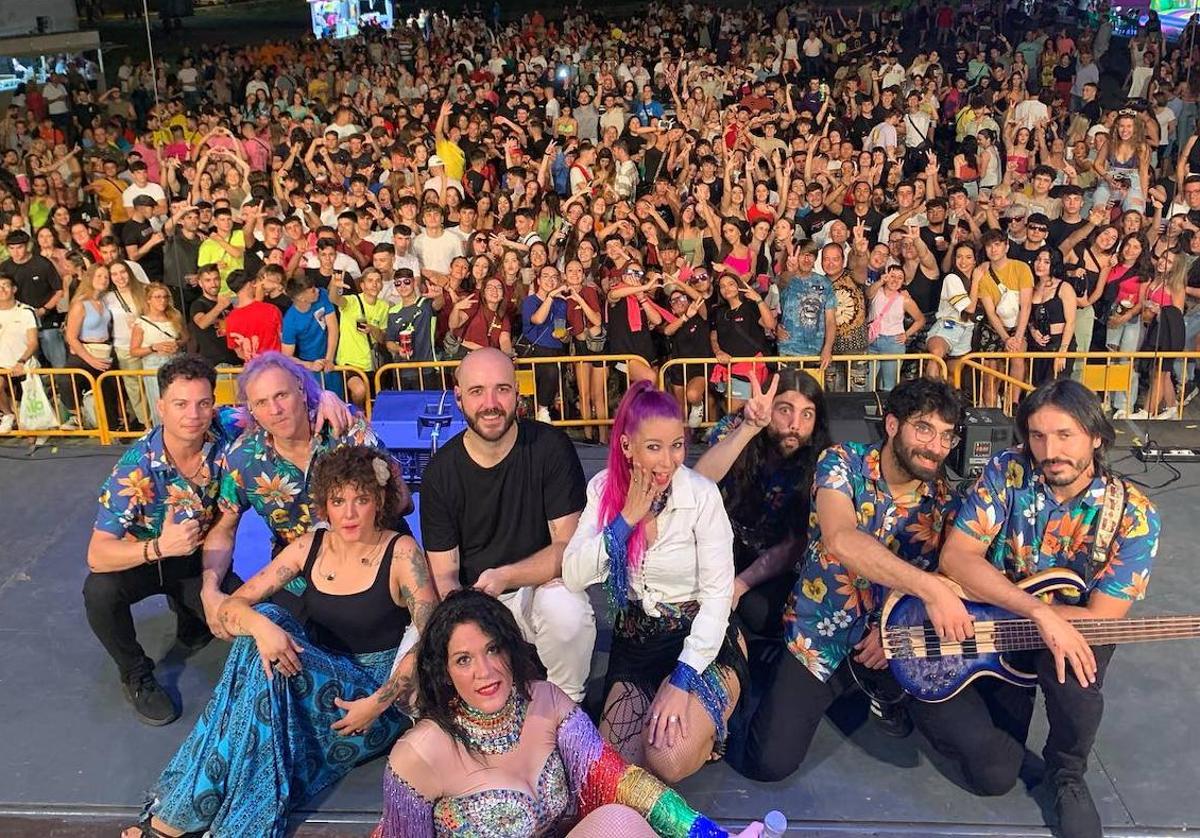 Actuación de la formación salmantina Musical Compass durante las fiestas del año pasado en honor a la Virgen de los Remedios en Villamayor.