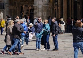 Turistas, en la Plaza Mayor de Salamanca durante el Puente de Mayo.