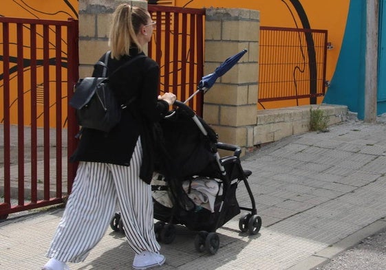 Una mujer paseo a su niño en el carrito.