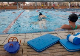 Usuarios en las piscinas municipales de Salamanca.