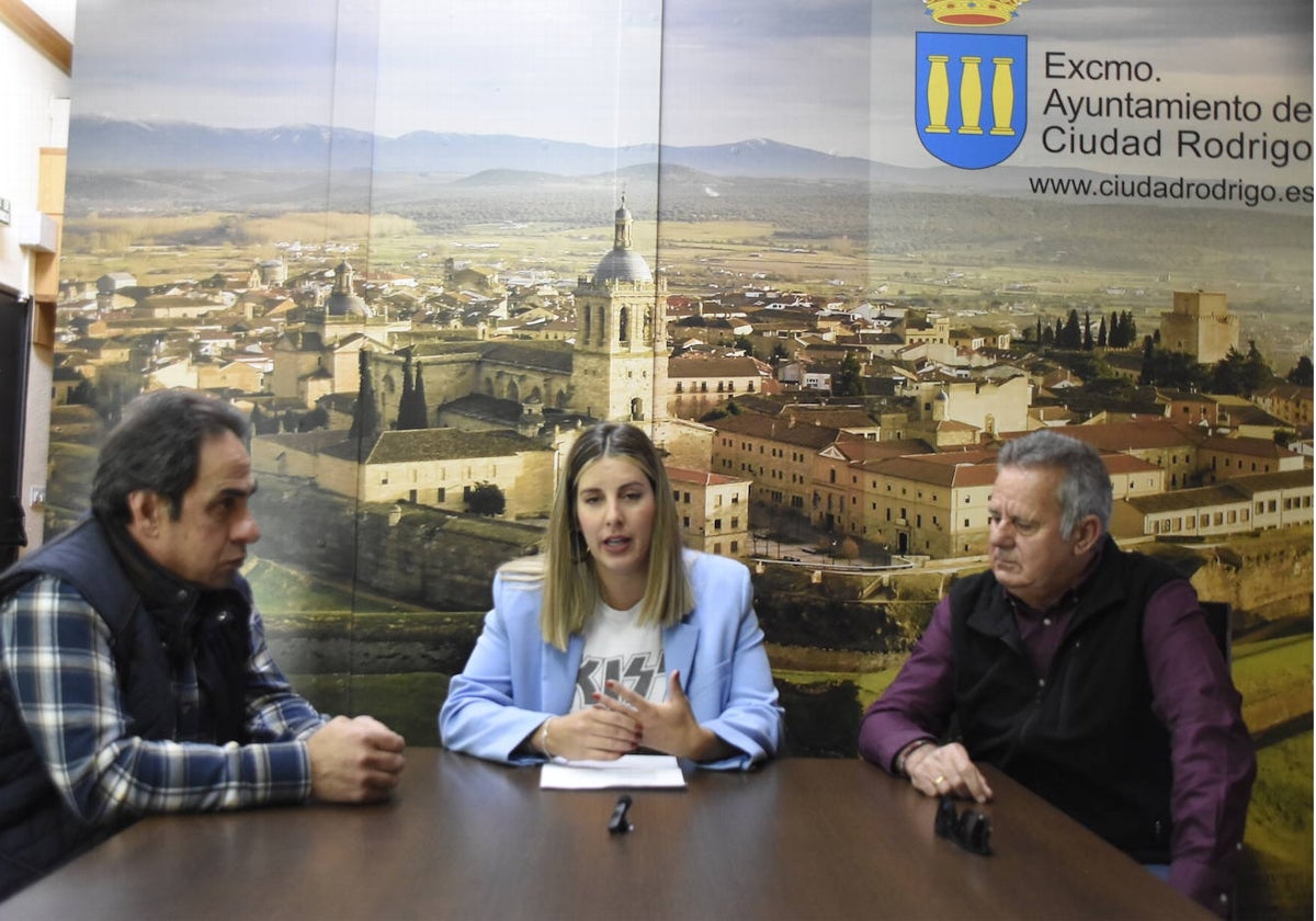 Representantes de Arciu con la delegada municipal Joana Veloso.