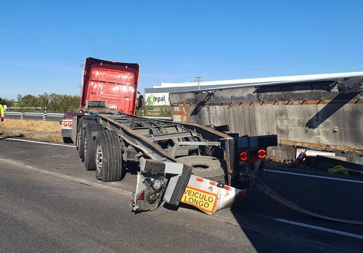 Imagen principal - Así ha quedado el camión volcado en la A-62