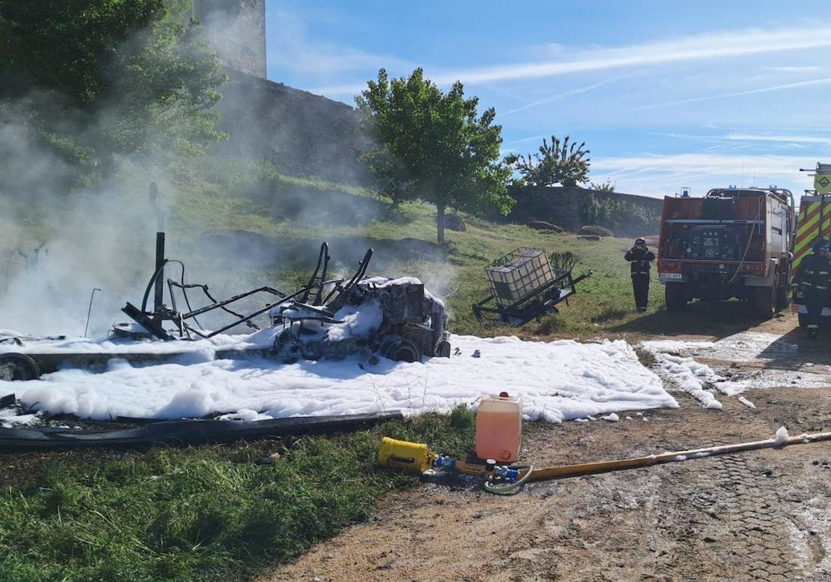 Dos dotaciones de Bomberos de Lumbrales han sofocado el fuego.