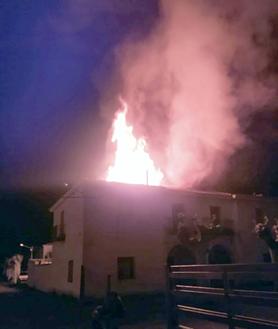 Imagen secundaria 2 - Ilesa tras salir corriendo del incendio que arrasó dos casas en Águeda