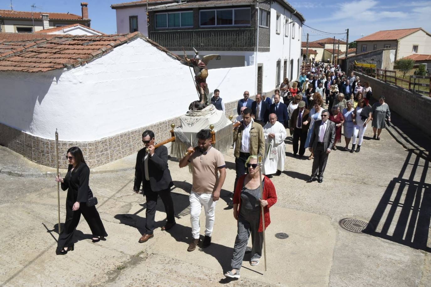 Bocacara disfruta de una soleada mañana en la procesión de San Miguel  Arcángel | La Gaceta de Salamanca