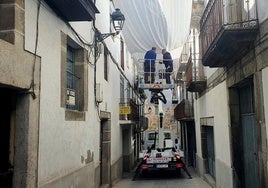 Imagen de la colocación de los primeros adornos con motivo del Corpus Cristi, en la calle Las Armas de Béjar.