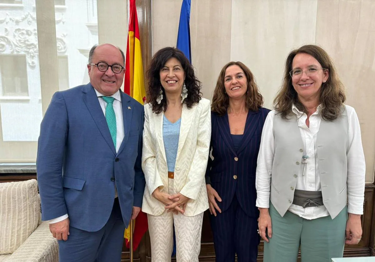 Manuel Muíños, junto a la Ministra de Igualdad en el encuentro de este miércoles.