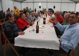 Un brindis de los mayores por la comida de hermandad en Villamayor de Armuña