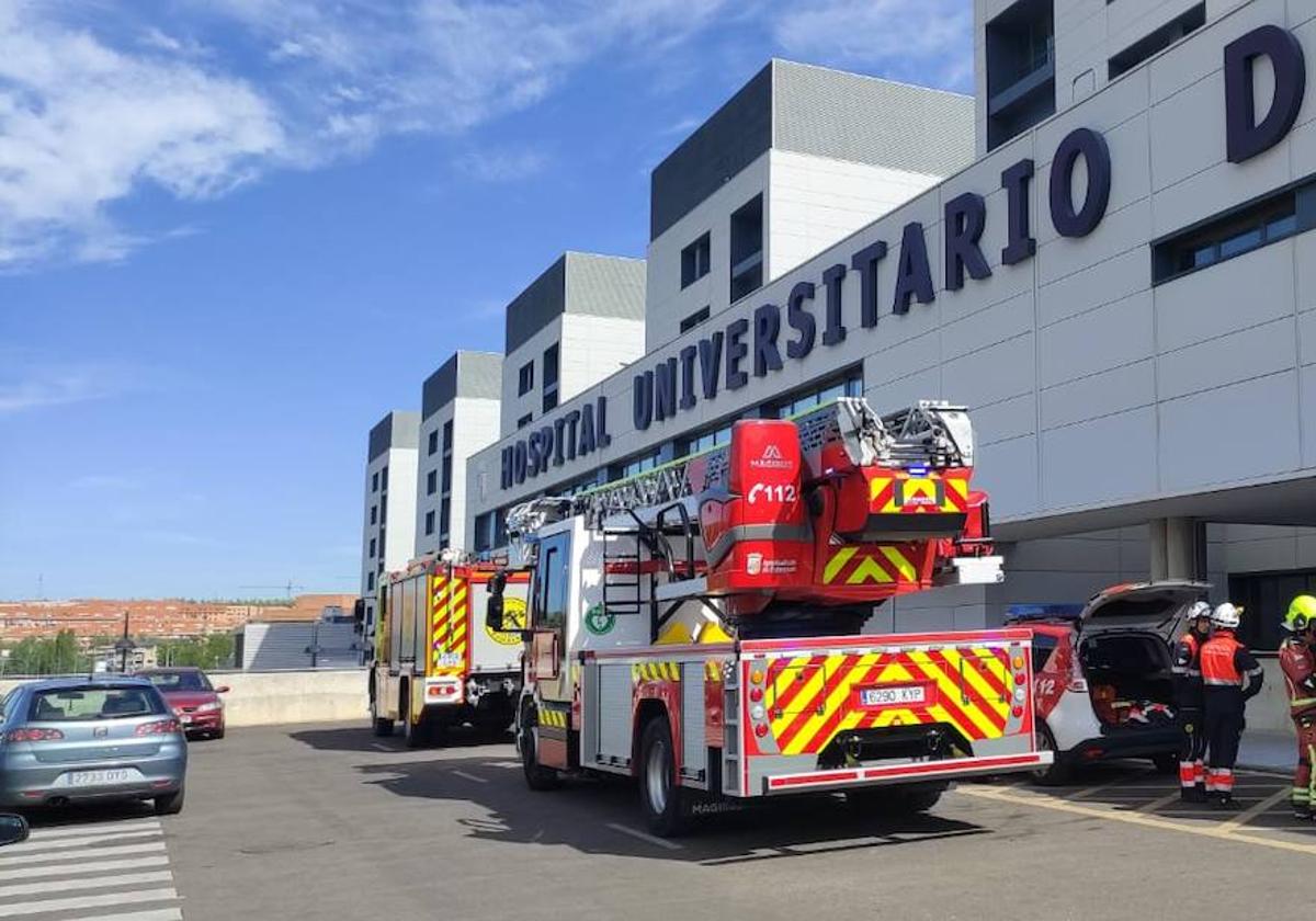 Coche de Bomberos a la puerta del Hospital