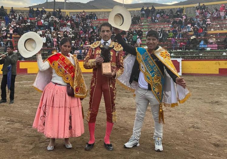 Con el trofeo conseguido en la ciudad peruana de Coasa.