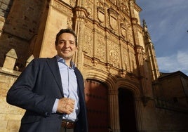 Juan Manuel Corchado posa frente a la fachada de la Universidad.