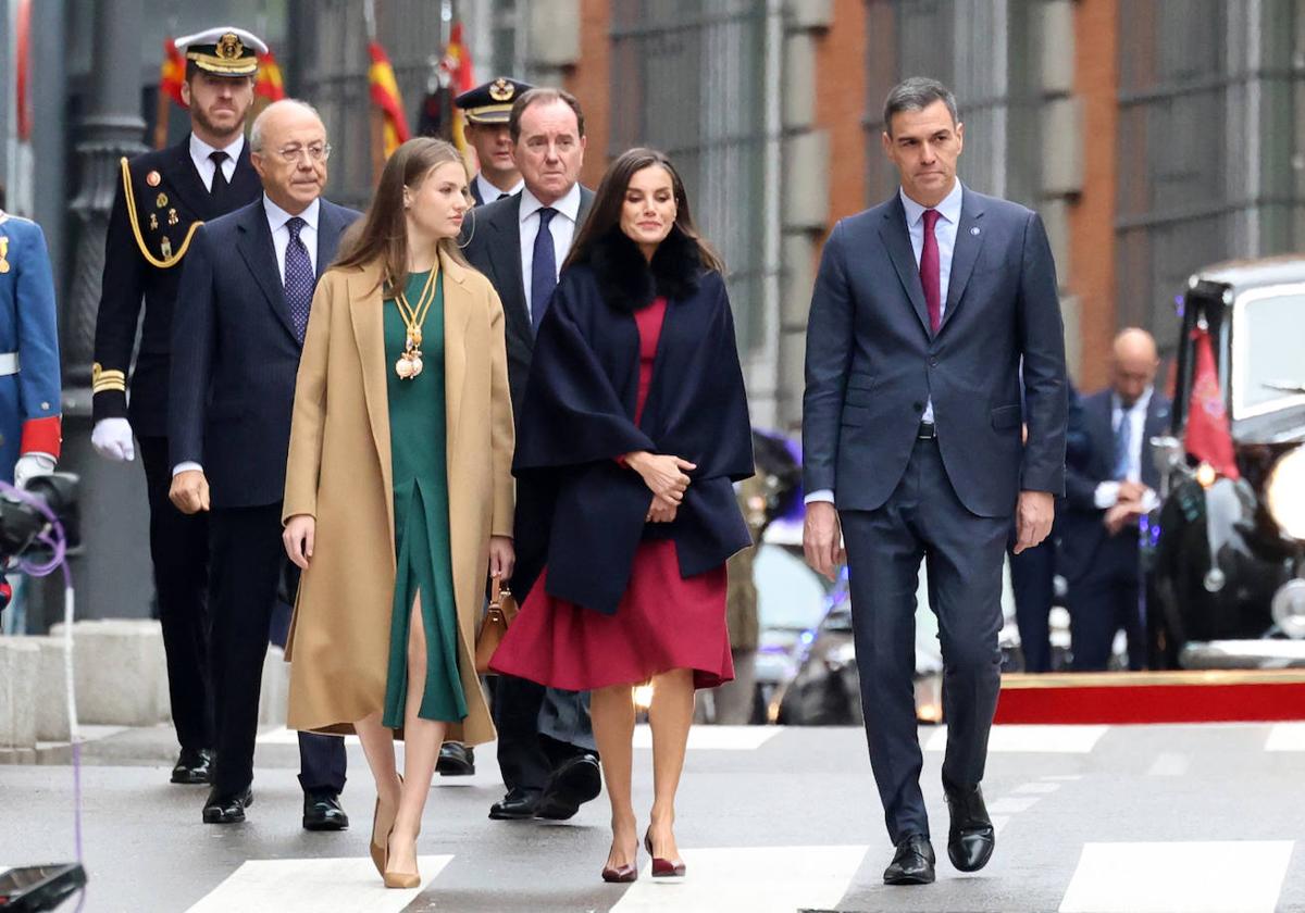 La Reina Letizia, la Princesa Leonor y el presidente del Gobierno, Pedro Sánchez.