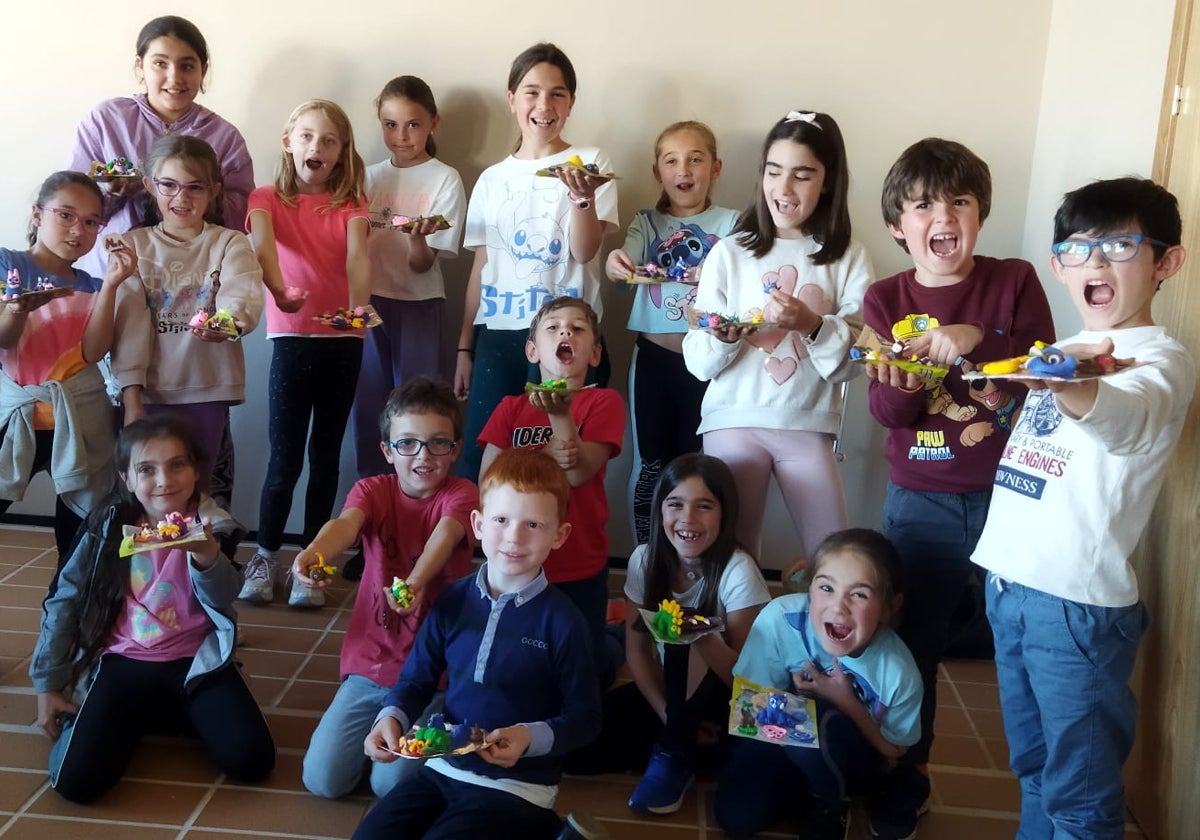 Varios niños disfrutando de un taller de manualidades en Carbajosa.