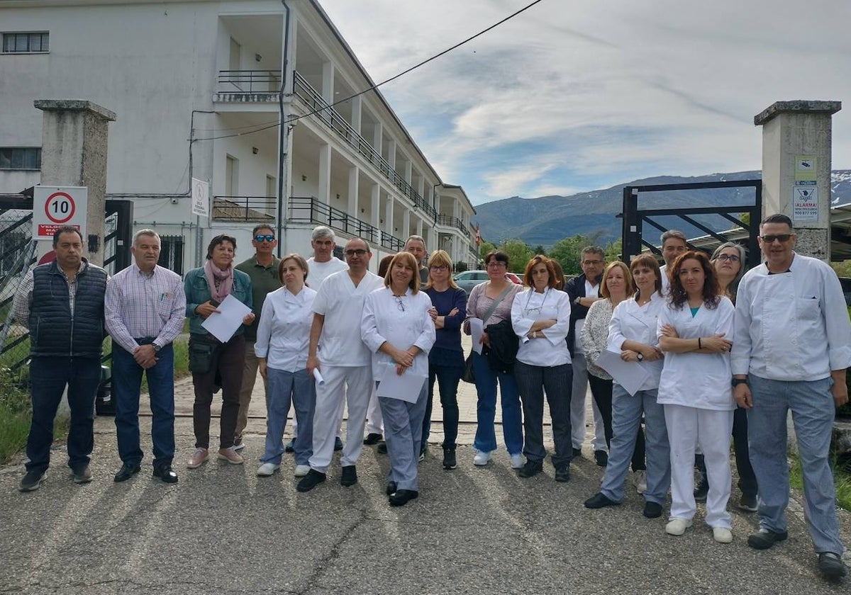 Los trabajadores y representantes del Comité de empresa, en el exterior del recinto del albergue de Llano Alto.