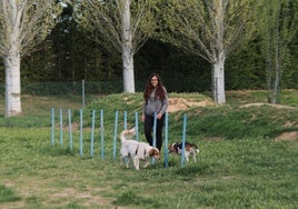 Una vecina de Carbajosa jugando con sus perros en el parque canino.