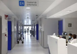 Personal de Enfermería en el control de una planta de ingreso en el nuevo Hospital de Salamanca.