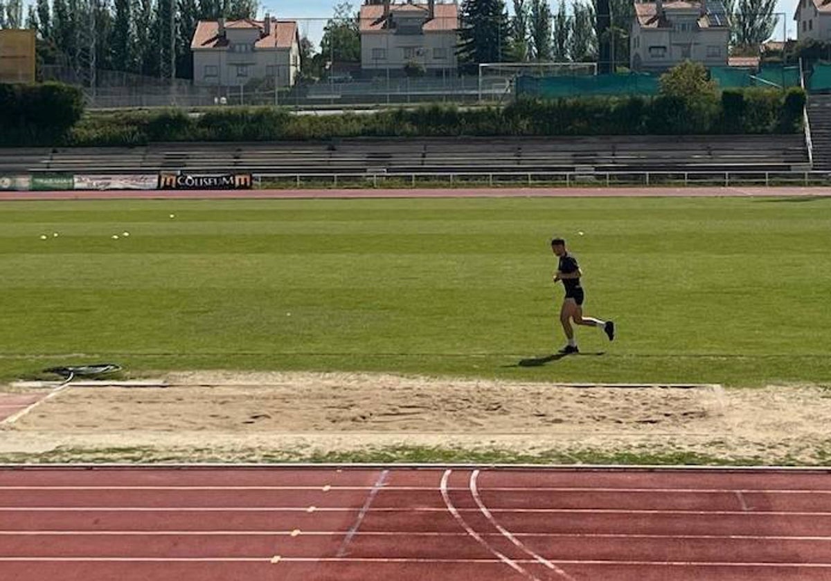 Espina se ejercita al margen del primer equipo durante la sesión de este jueves en Las Pistas.