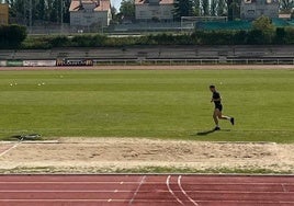 Espina se ejercita al margen del primer equipo durante la sesión de este jueves en Las Pistas.