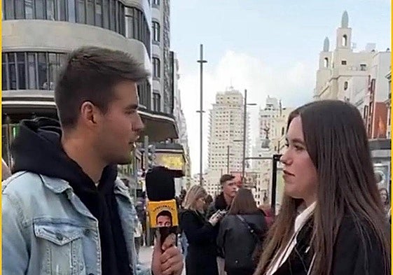 El creador de contenido @preguntoni le hace unas preguntas a una salmantina para su redes en la plaza madrileña del Callao