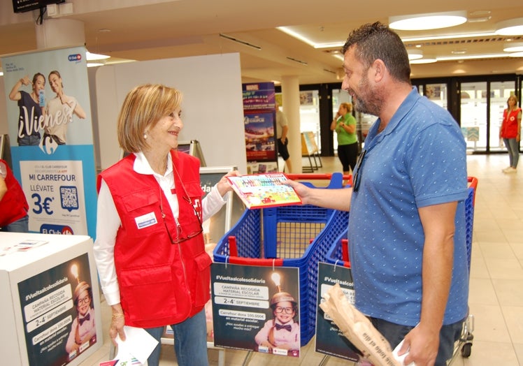 Inés en una campaña de entrega de material escolar.