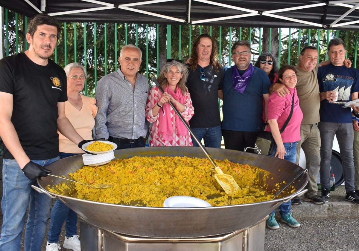 La paella de Machacón con sabor veraniego, en imágenes