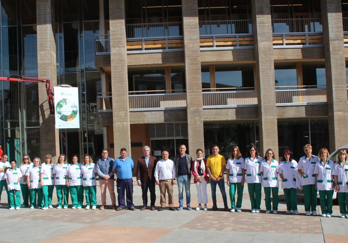 La presentación del servicio, ante el nuevo Centro Cultural de Carbajosa de la Sagrada.