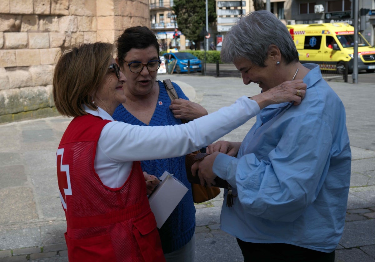 La voluntaria Inés Juanes durante el Día de la Banderita de Cruz Roja.