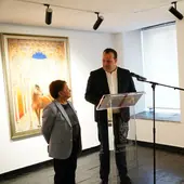 El artista Ángel Gómez Mateo y el diputado de Cultura, David Mingo, en la apertura de la exposición