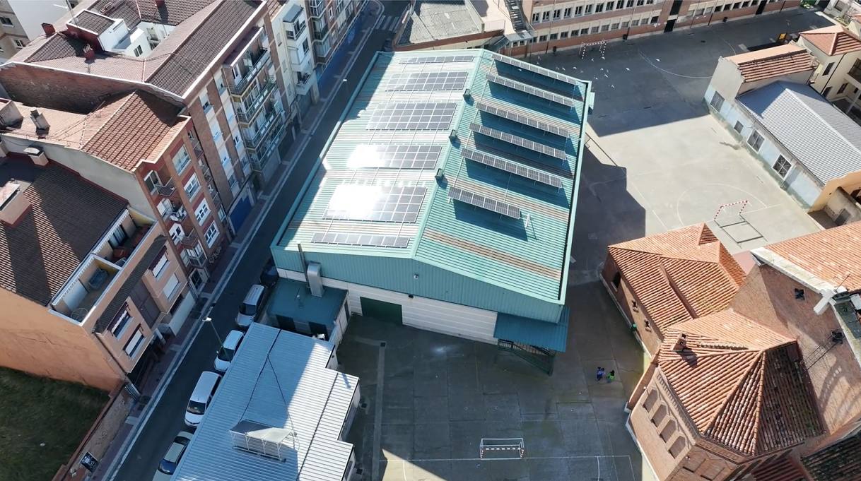 Una instalación de placas solares en una cubierta de un edificio.