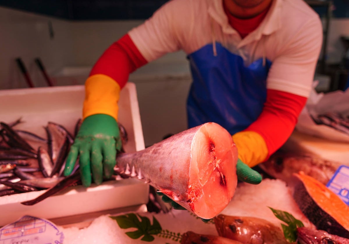 Un bonito en una de las pescaderías del mercado.